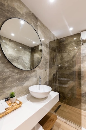 تجهيزات دش، مستلزمات مجانية للعناية الشخصية، مجففات شعر، مناشف