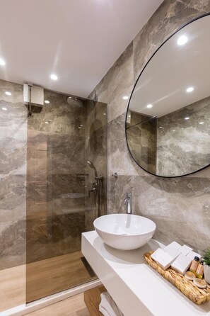 Shower, free toiletries, hair dryer, towels