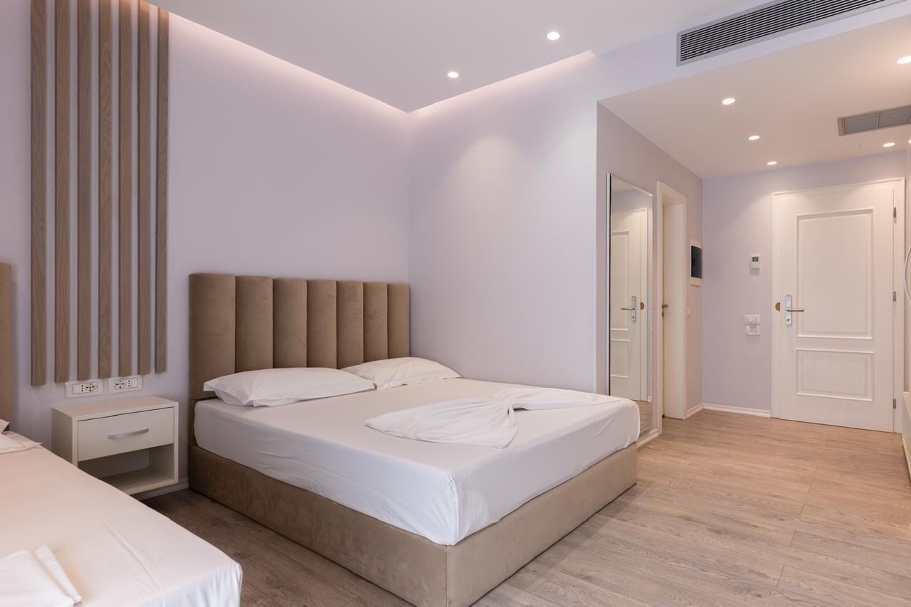 Ropa de cama hipoalerg énica, minibar, escritorio y cortinas blackout 