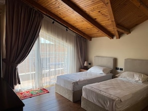 ミニバー、デスク、遮光カーテン、WiFi (無料)