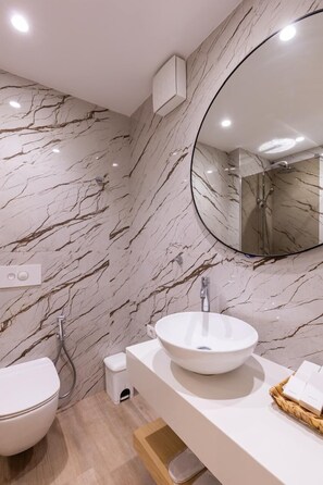 Shower, free toiletries, hair dryer, slippers - Broadway Boutique Hotel (Tirana)