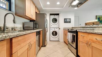 Een magnetron, een oven, een kookplaat, een vaatwasser