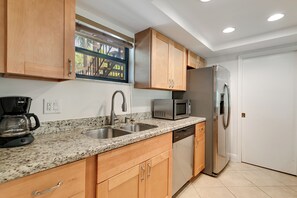 Een magnetron, een oven, een kookplaat, een vaatwasser