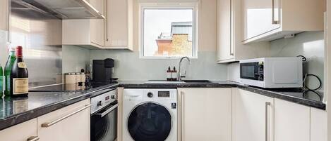 Microondas, horno, parrilla de estufa y lavavajillas