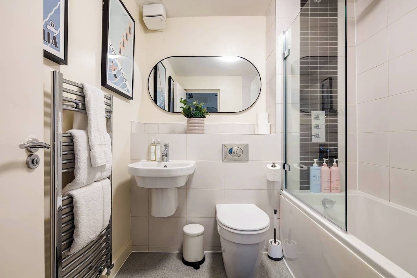 Sèche-cheveux, serviettes fournies, savon, papier toilette