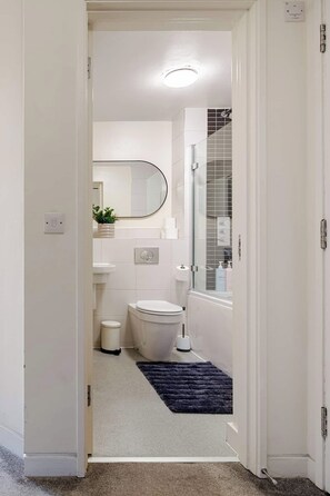 Sèche-cheveux, serviettes fournies, savon, papier toilette