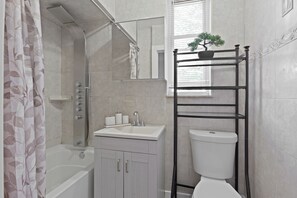 Secador de pelo, bidet, toallas, papel higiénico