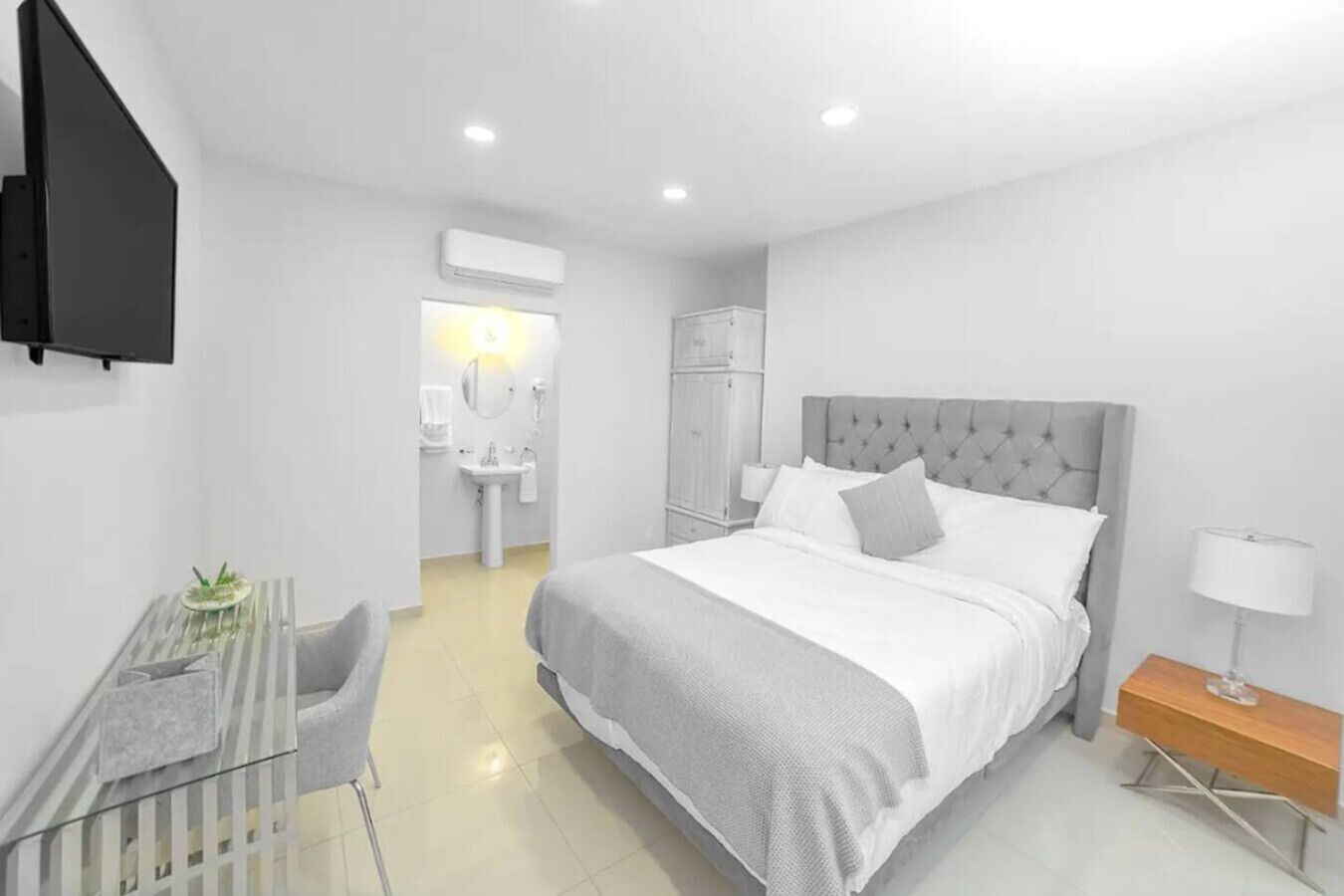 Bureau, fer et planche à repasser, Wi-Fi