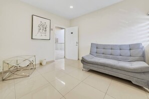 TV - Awesome Studio in TJ w/Q Bed +Desk Near US Border (Tijuana)