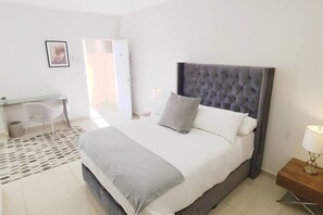 1 chambre, bureau, fer et planche à repasser, Wi-Fi