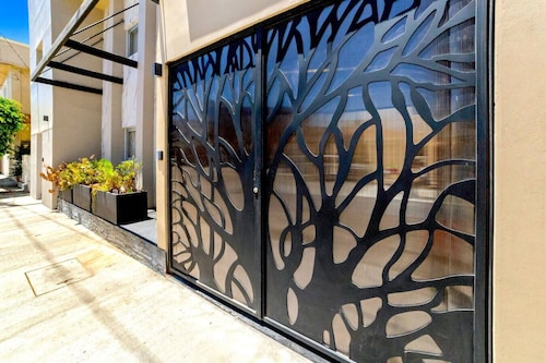 Studio/Desk/Private in TJ Near US border