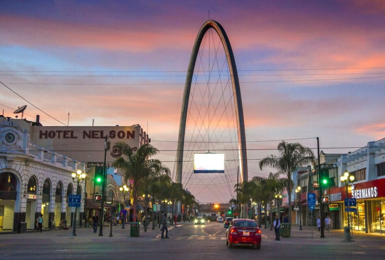 Un hotel llamado 'Hotel Nelson' con una estructura de arco destacada al fondo.