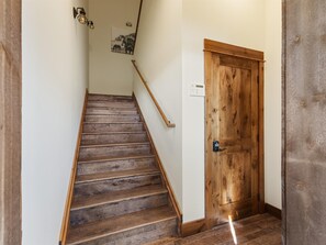 Interior - Elk Suite at Caspari Lodge: Epic Paradise Valley Views (Emigrant)