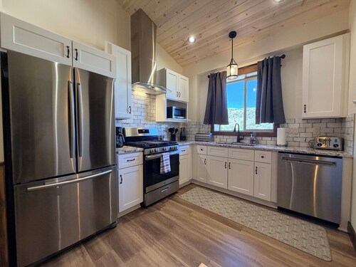 Elk Suite at Caspari Lodge: Epic Paradise Valley Views