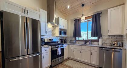 Elk Suite at Caspari Lodge: Epic Paradise Valley Views