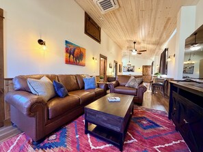 Smart TV - Elk Suite at Caspari Lodge: Epic Paradise Valley Views (Emigrant)
