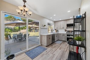 Mikrobølgeovn, ovn, kokeplater og oppvaskmaskin