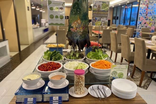 Montaje tipo bufé con diferentes alimentos y salsas.
