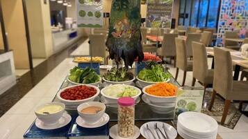 Montaje tipo bufé con diferentes alimentos y salsas.