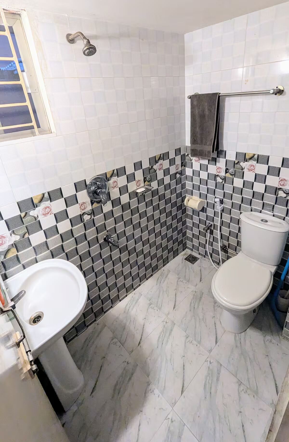 Chambre Confort, patio, vue ville | Salle de bain | Articles de toilette gratuits, sèche-cheveux, serviettes fournies, savon