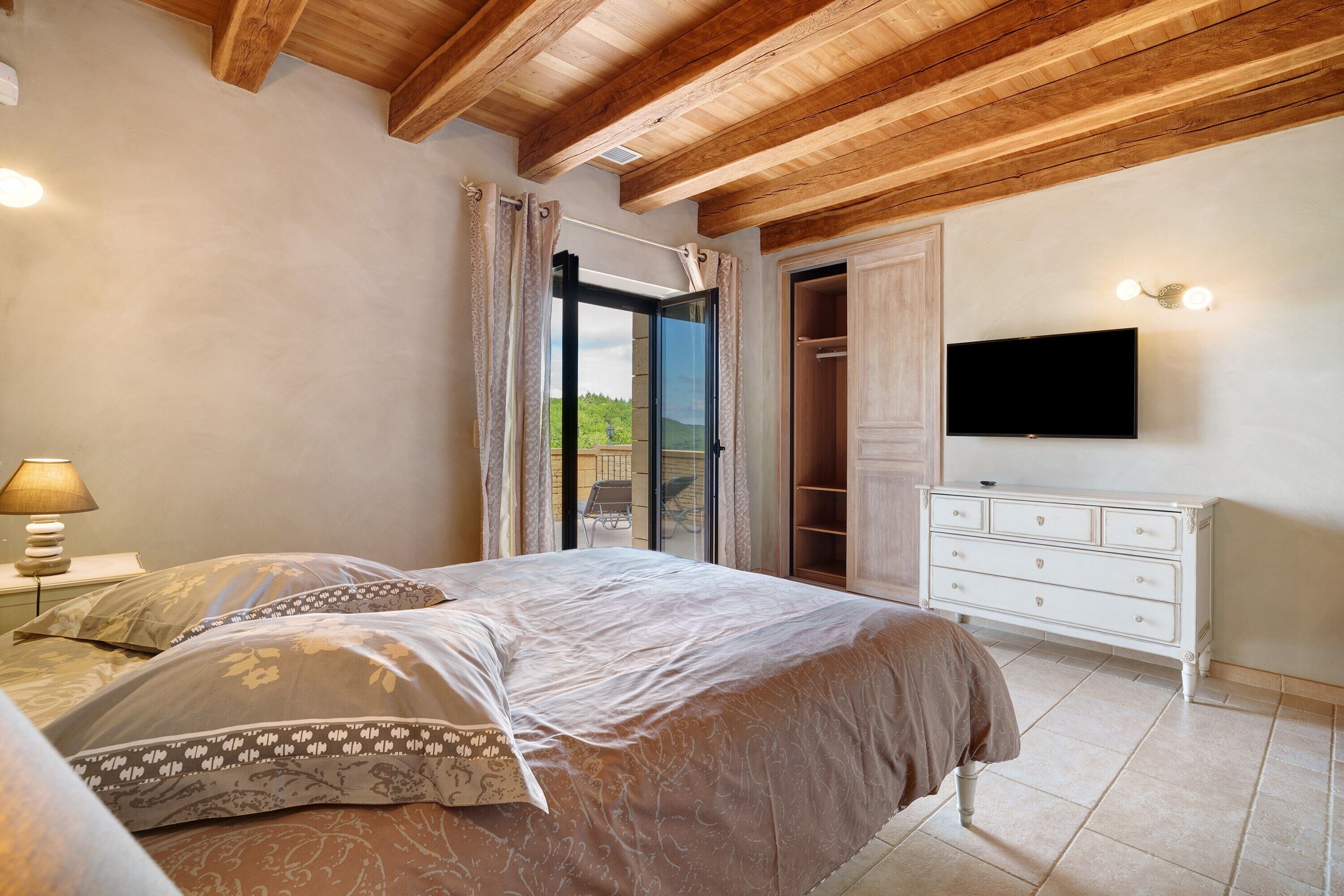 5 bedrooms, iron/ironing board, WiFi, bed sheets