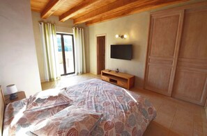 5 habitaciones, tabla de planchar con plancha, wifi y ropa de cama 