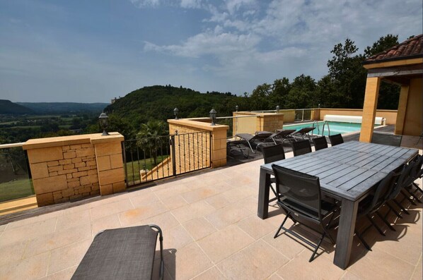 屋外ダイニングエリア