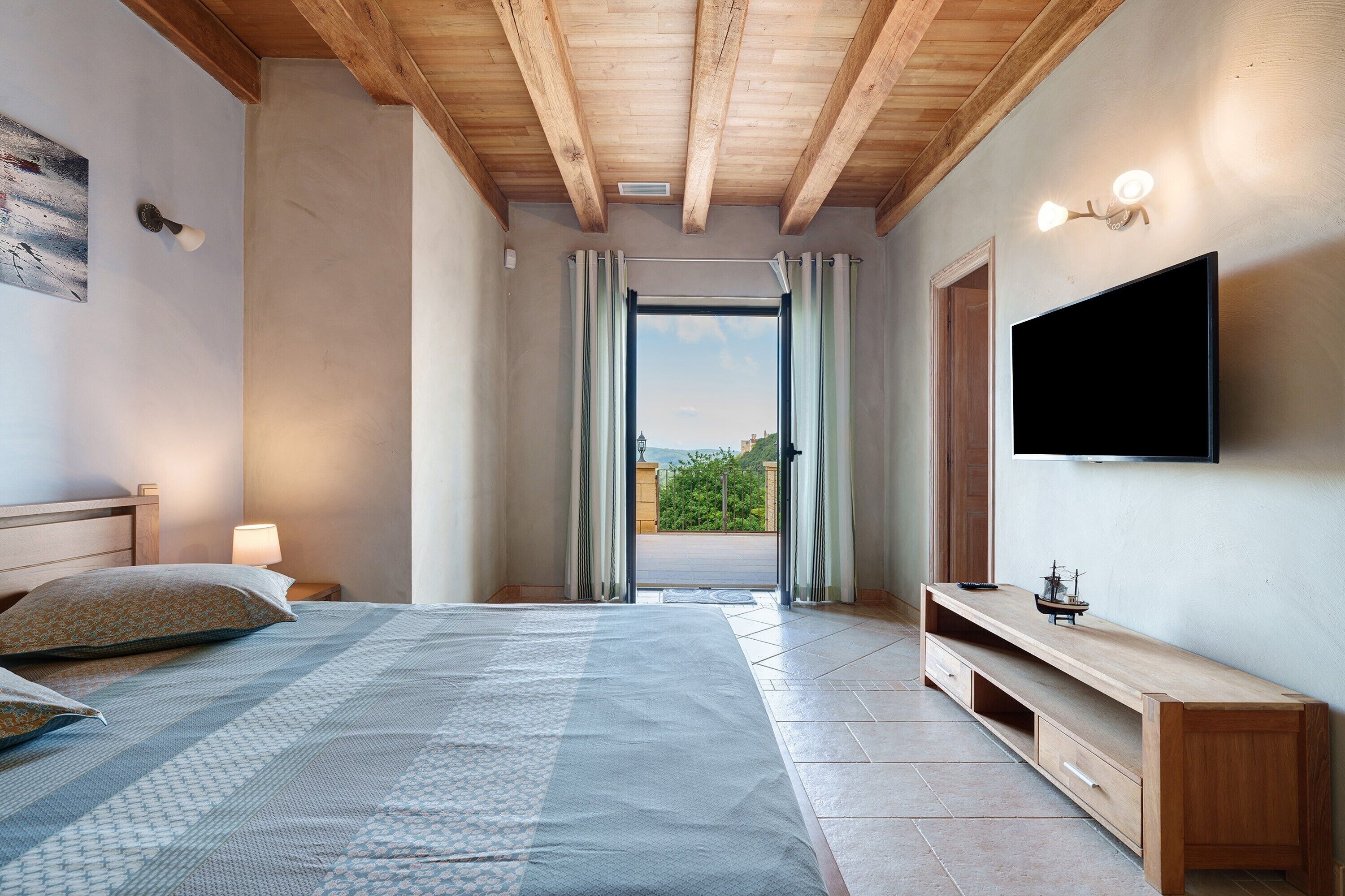 5 bedrooms, iron/ironing board, WiFi, bed sheets