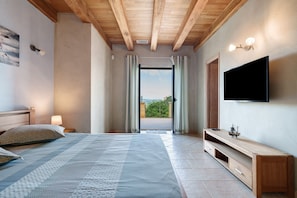 5 bedrooms, iron/ironing board, WiFi, bed sheets