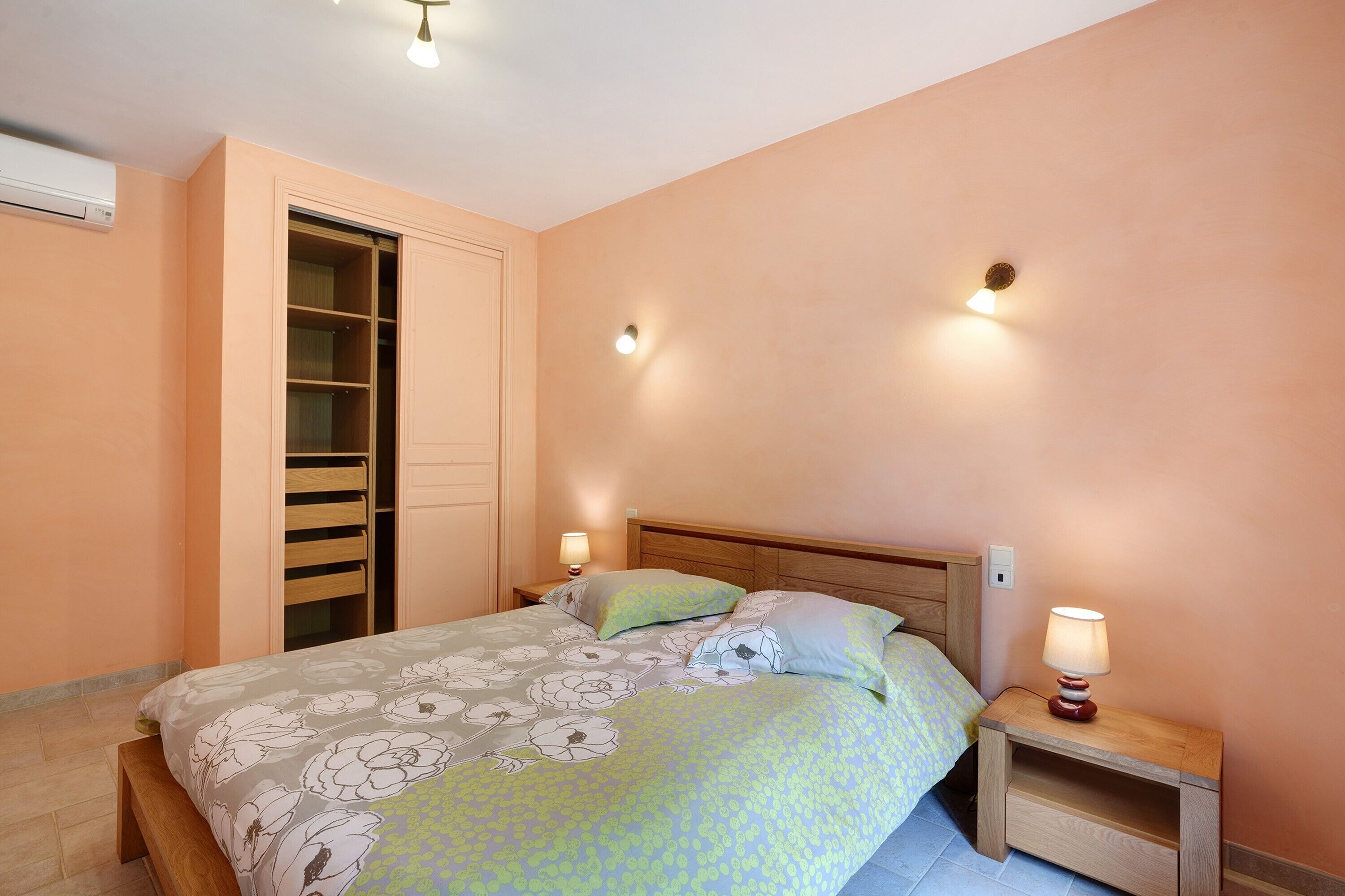 5 slaapkamers, een strijkplank/strijkijzer, wifi, beddengoed