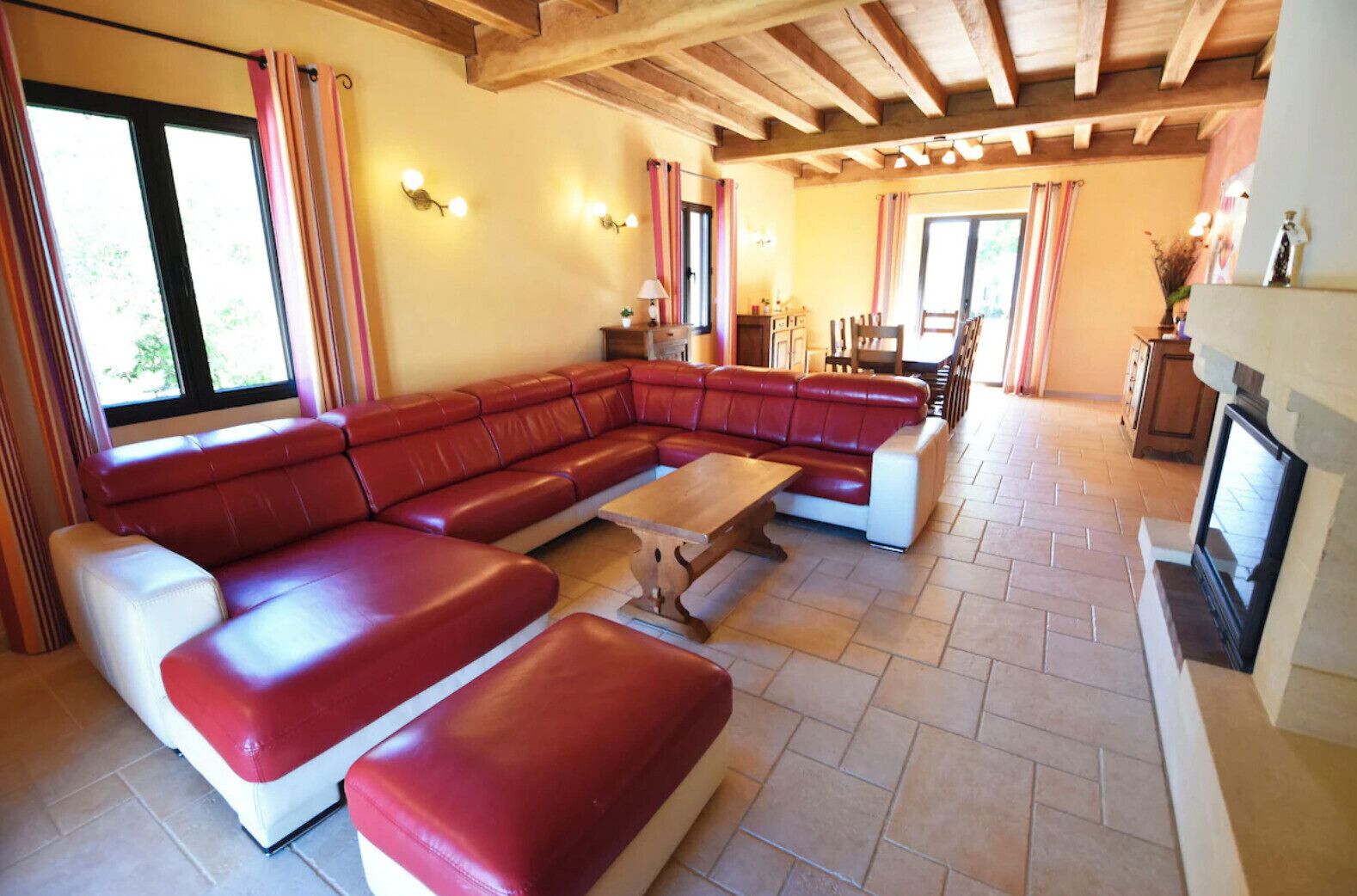 Télévision, cheminée, lecteur de DVD, table de tennis de table