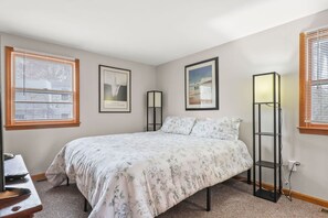 Iron/ironing board, WiFi, bed sheets - Hinckleys Pond Hideaway (Harwich)