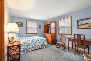 Iron/ironing board, WiFi, bed sheets - Hinckleys Pond Hideaway (Harwich)