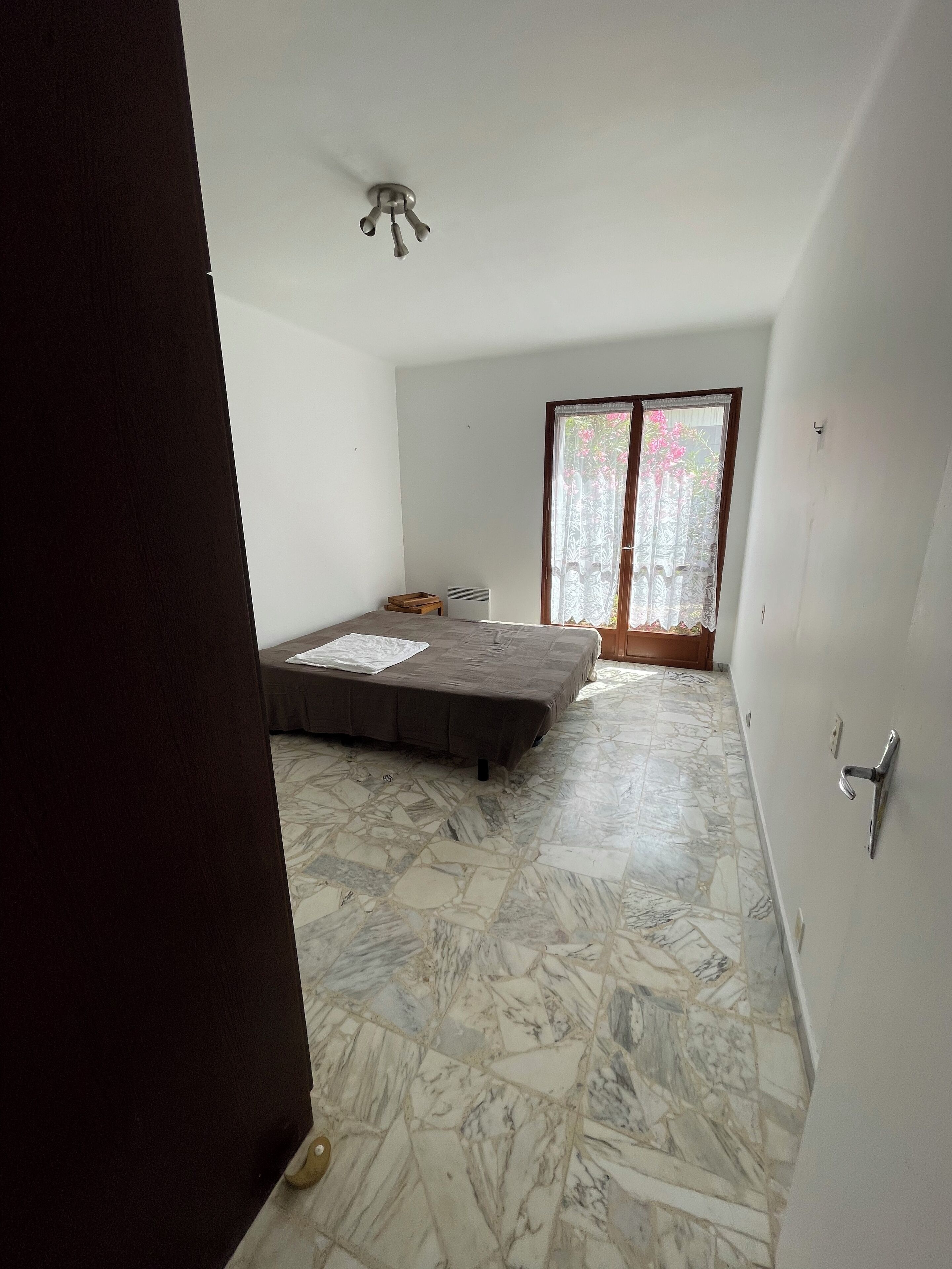 2 habitaciones y tabla de planchar con plancha 