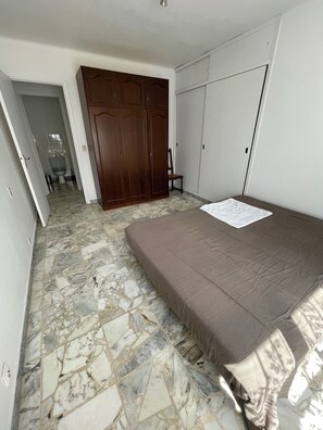 2 bedrooms, iron/ironing board, bed sheets
