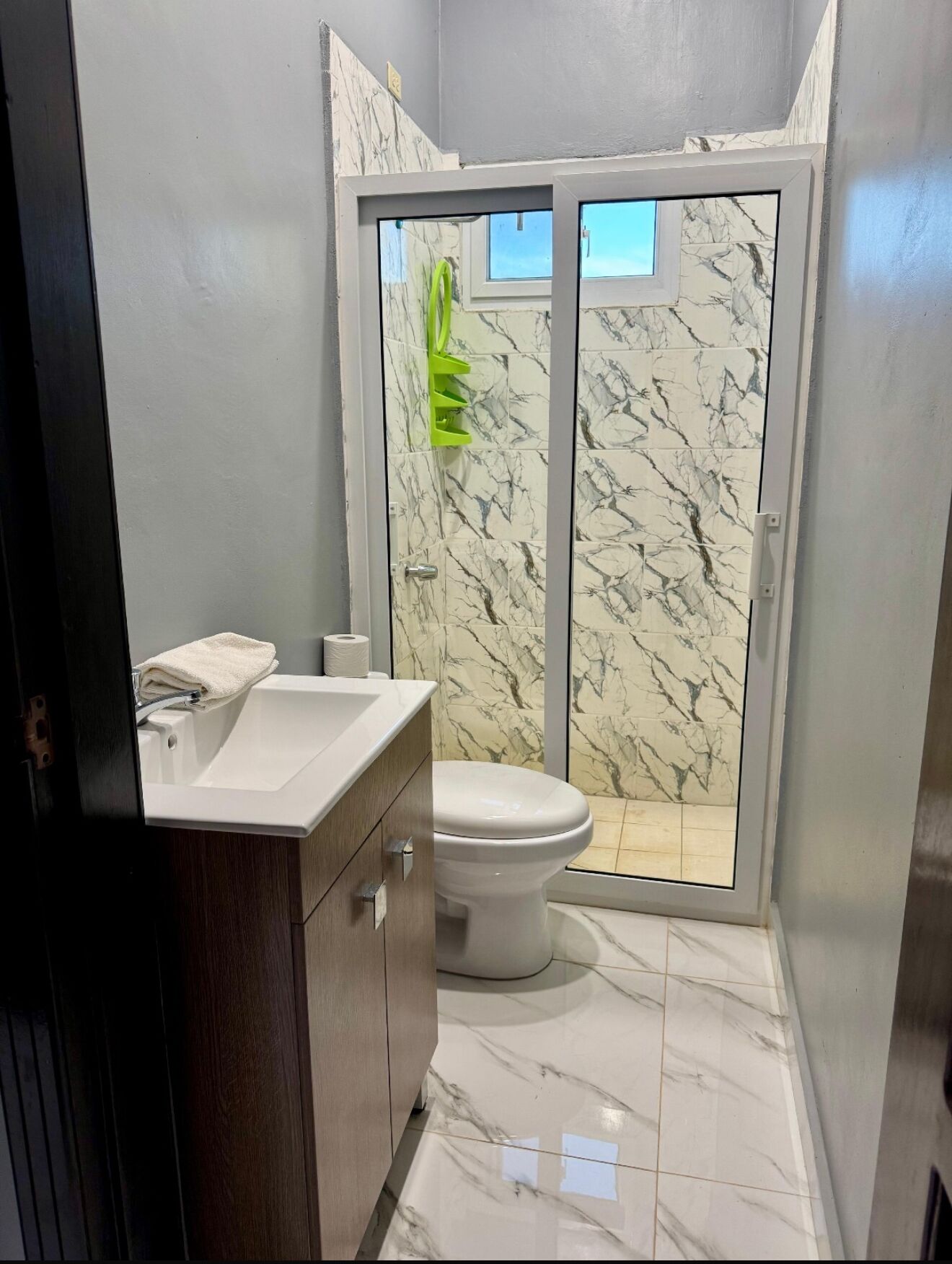 Een douche, gratis toiletartikelen, handdoeken, zeep