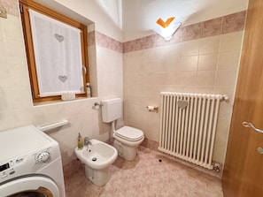 Articles de toilette gratuits, sĂšche-cheveux, serviettes fournies