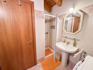Articles de toilette gratuits, sĂšche-cheveux, serviettes fournies