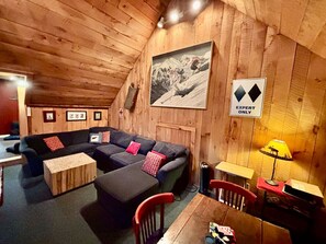 Televisio, takka, pöytäjalkapallopöytä, stereot