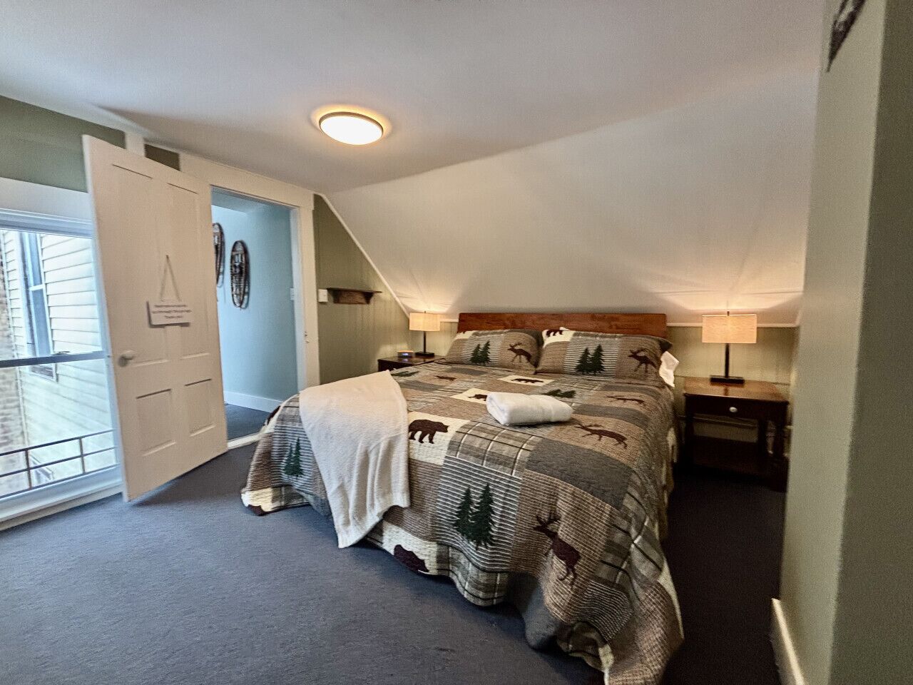 4 makuuhuonetta, työpöytä, silitysrauta/-lauta, vauvan matkasänky