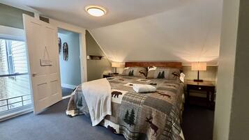 4 soverom, skrivebord, strykejern/-brett og reiseseng for barn