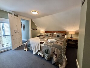 4 bedrooms, desk, iron/ironing board, travel crib - Bear`s Den in Ludlow, Okemo Views + Epic Game Room (Ludlow)