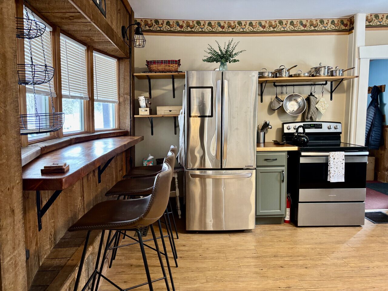 Jääkaappi, mikroaaltouuni, uuni, liesi