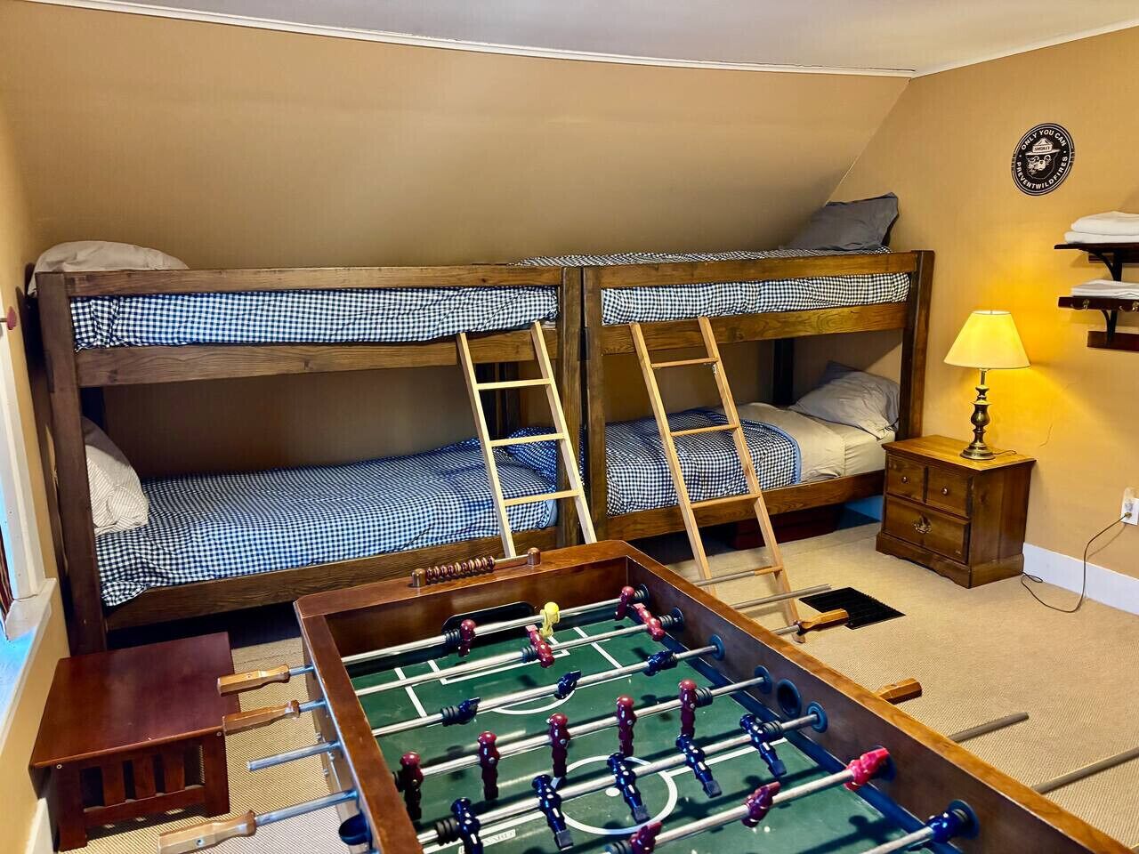 4 quartos, escrivaninha, ferros/tábuas de passar roupa, berço de viagem