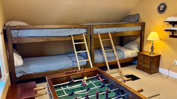 4 間睡房、書桌、熨斗/熨衫板、可攜式嬰兒床