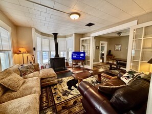 Televisio, takka, pöytäjalkapallopöytä, stereot