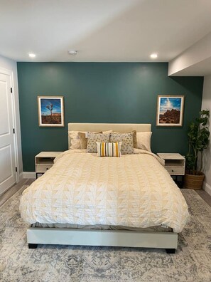 Schreibtisch, Bügeleisen/Bügelbrett, Reisekinderbett, WLAN