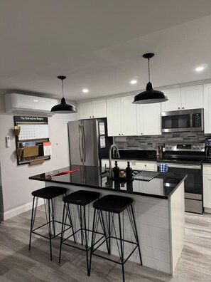 Jääkaappi, mikroaaltouuni, uuni, liesi