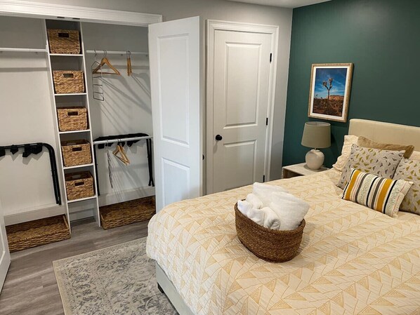 Escritorio, tabla de planchar con plancha, cuna de viaje y wifi 