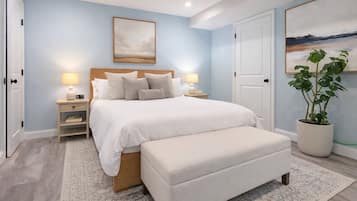 Escritorio, tabla de planchar con plancha, cuna de viaje y wifi